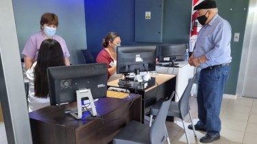En el vacunatorio central se aplicarán primeras, segundas y terceras dosis. (Foto Néstor Salas)