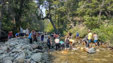 Un grupo de vecinos se sumó a la iniciativa y limpió el arroyo Casa de Piedra, donde está ubicada la toma de agua que abastece a esa zona del oeste de Bariloche. (foto gentileza)
