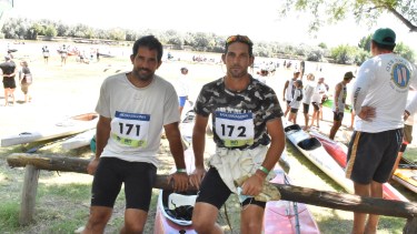 Los hermanos Tucci, del Club Náutico Luis Piedra Buena, antes de la largada en el balneario de Luis Beltrán.