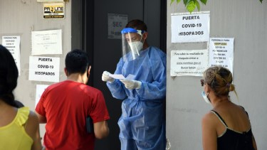 Hisopados en Mendoza, que hoy registró 3.324 casos de coronavirus. 