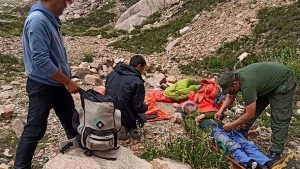 Rescatan a un andinista que cayó al vacío en Mendoza mientras escalaba