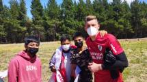 Imagen de La historia de Benjamín, el hincha de River que salvó su vida y conoció a los jugadores