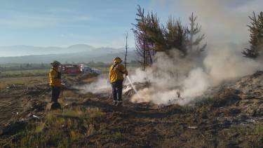 Continúa hoy el trabajo de los brigadistas.  Foto: Facebook Bomberos Voluntarios Aluminé
