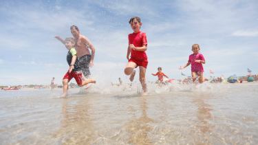 ¡Todos al agua! Las corrientes cálidas del Golfo San Matías invitan al chapuzón. Playas Doradas está a 32 km de Sierra Grande. Foto: Gentileza.