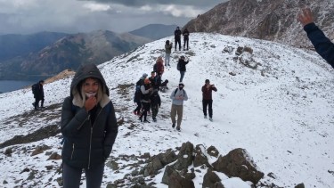 Una modesta nevada cubrió la cima del cerro Catedral y los turistas disfrutaron en pleno enero. Foto: Gentileza