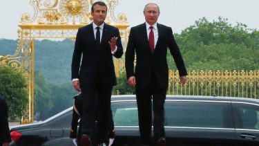Macrón se comprometió a dialogar con su par Putin, para bajar los decibeles de la disputa.-