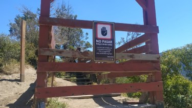 Advierten peligro de derrumbe y refuerzan el cierre de un mirador en lago Traful