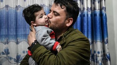 Un bebé, desaparecido en el caos del aeropuerto de Kabul, reencuentra a su familia