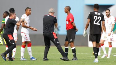 Jugadores y cuerpo técnico de Tunez le reclaman al árbitro luego de que dio por finalizado el partido. (Foto: AP)