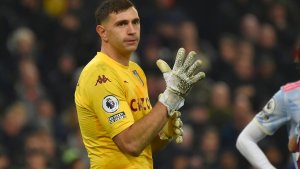 Blooper de Dibu Martínez en el empate de Aston Villa y triunfo del City gracias a De Bruyne
