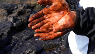 Las costas de Perú se llenaron de petróleo el sábado. (AP Photo/Martin Mejia)