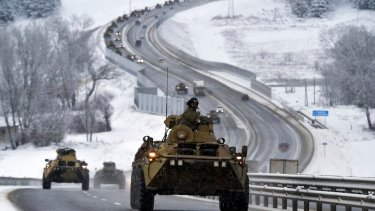 Un convoy ruso de vehículos armados se movilizó por a lo largo de una carretera en la zona de Crimea, Rusia. (AP Photo)