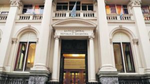 El Banco Central baja una de las tasas que les paga a los bancos para esterilizar la emisión monetaria