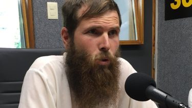 Adrián Zaitsev durante una entrevista sobre "Vida de manos" un centro de medicina tradicional rusa ubicado en Neuquén. (Foto @alternativadura)