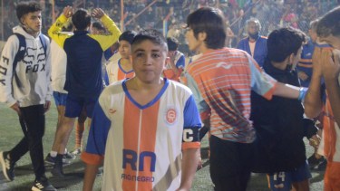 Enzo Huenulef anotó el histórico quinto penal y Roca consiguió por primera vez ganar el Mundialito. De fondo, la figura de la noche, el gurdavallas Valentín Sanhueza (detuvo dos penales). Foto Gino Avoledo
