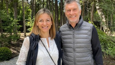 Acuña y Macri e preparan para el retrato. Foto Twitter @Soledad_Acunia 