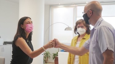 Quesada (de amarillo) informó que ayer se reunieron con la ministra Peve para organizar la venta de los autotest. (Foto @PeveAndrea).-