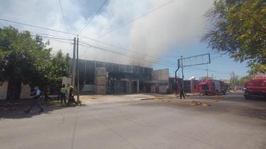 El humo se puede ver por la calle Richieri.  Foto: Twitter @lucasjaranqn