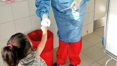 Nuestra pequeña baby Arlet dándole el puño a la Doctora Paula Ariza del Hospital Andacollo. Gracias Doc por la atención, la cual representa a cada uno de los integrantes del personal de salud de nuestra zona, quienes trabajan sin descanso para cuidarnos en el #DepartamentoMinas. (@nicofuentes14)