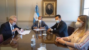 Gutiérrez aprovechó su viaje a Buenos Aires para la reunión con Guzmán y firmó el convenio por la EPET. (Gobierno de Neuquén).-