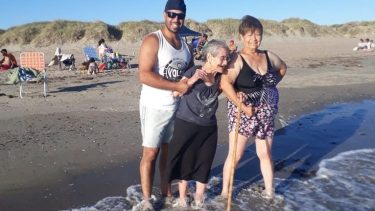 Doña "Panchita" Lara, en el mar por primera vez en su vida. A su lado, su hija y su nieta captó el momento. Foto: Gentileza