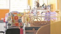Imagen de Isabella, la bebé prematura, y su mamá recibieron ayuda tras una campaña solidaria en Roca