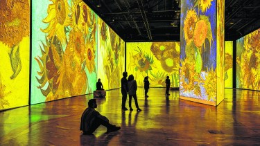 La muestra se puede disfrutar en grupos de 150 personas por franja horaria, algo así como 3 mil visitantes diarios. Consta de 200 obras y más de 3 mil imágenes.