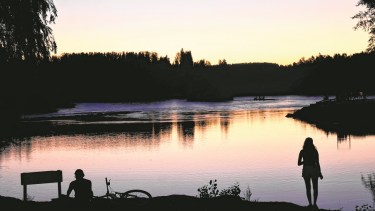 Los atardeceres en el Limay ofrecen vistas imponentes. Foto: Florencia Salto.