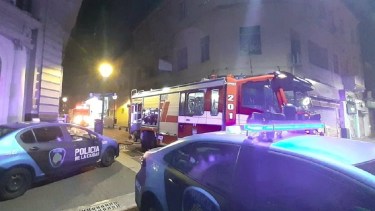 Una mujer murió y varias personas fueron rescatadas por un incendio en un hotel del centro porteño. 