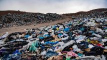 Imagen de ¿Por qué se acumulan toneladas de ropa sin usar en el desierto de Atacama?