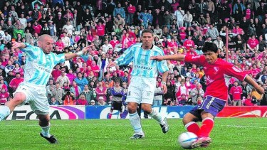 El remate del Kun Agüero terminará en la red. Independiente y una goleada 4 a 0 en la vieja ‘Doble Visera’ de Avellaneda. 