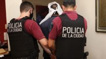 Imagen de Detuvieron a un médico que vendía certificados truchos a personas “antivacunas”