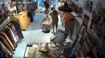 Imagen de Video: entraron a robar y los echaron a las piñas