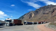 Imagen de Más de 3.000 camiones siguen varados por una protesta en el paso Cristo Redentor