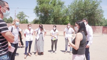 Las obstétricas le explicaron el proyecto a la ministra Peve en Plaza Huincul (Foto: gentileza)