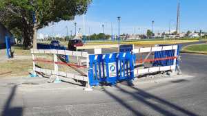 Reparan tres rotondas en Roca y piden transitar con precaución