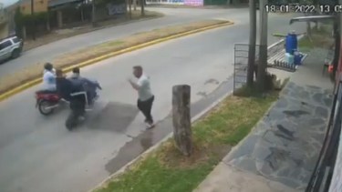 Video: un comerciante evitó un robo tirándole una reja a dos «motochorros»