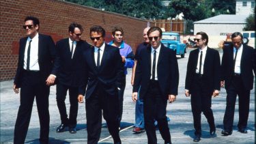 Tarantino contó que los trajes negros fueron por una decisión estética y narrativa, como uniforme para camuflar el escape.
