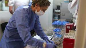 Récord de contagios y tercera ola: así trabajan en el laboratorio del hospital de Roca