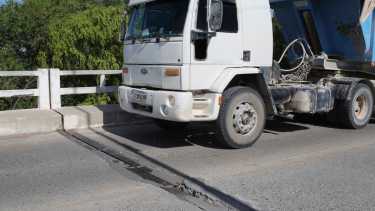 Los camiones batea circulan durante todo el día, según comentaron trabajadores del puesto policial. (Foto: Juan Thomes)