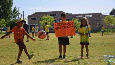 Los chicos necesitan una cancha pero algunos vecinos del barrio se la inundan para que no la puedan utilizar ni en los entrenamientos. Foto: Emiliana Cantera