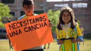 Les inundan la cancha para que no jueguen al fútbol en un club barrial de Roca