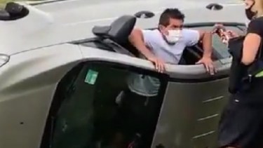 Una imagen del momento en que el "Pulga" asiste a la accidentada.  