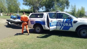 Un hombre que practicaba kitesurf, cayó al río y desapareció