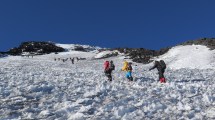 Imagen de Los ascensos al volcán Lanín tienen cupo y plazo para completar la travesía