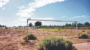 Les inundan la cancha para que no jueguen a la pelota