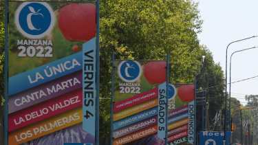 El predio de Ruta 22 y Gobernador Castello ya tiene la cartelería instalada, mientras se avanza en la nivelación del terreno. (Foto: Juan Thomes)