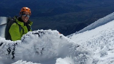 Manuel está ascendiendo con otro grupo cuando advirtió el accidente camino a la cumbre del Lanín y trató de intervenir. Foto: Gentileza. 