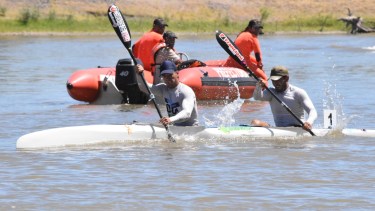Pinta y Lucero reparten el esfuerzo para mantenerse arriba entre los K2 Senior de la Regata. Foto: Jorge Tanos. 