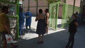 Muchos neuquinos con síntomas se enteraron en la fila que no los iban a testear